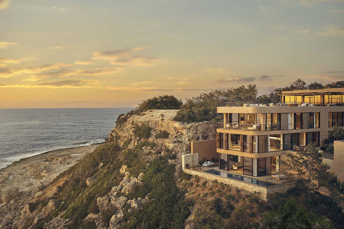 Un appartement à la décoration naturelle surplombant la mer