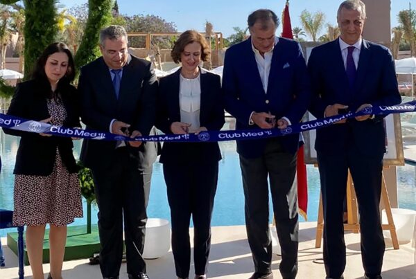 De gauche à droite : Ghizlane Khaloufi, DG Déléguée Finances et Ressources de MADAEF, Imad Barrakad, Directeur Général de SMIT, Fatim-Zahra AMMOR, la Ministre du Tourisme, de l'Artisanat et de l'Économie sociale et solidaire, Henri Giscard d’Estaing, Président de Club Med,   Farid Chourak, Wali de Marrakech.